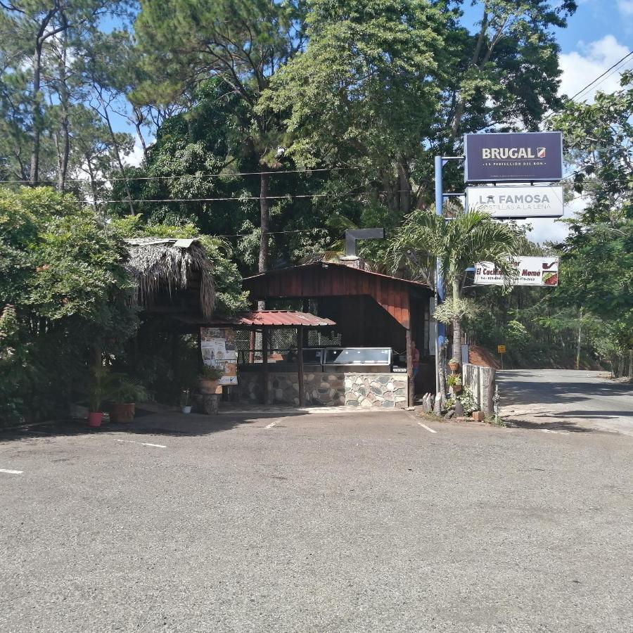 La Famosa Costillas A La Lena Jarabacoa Esterno foto
